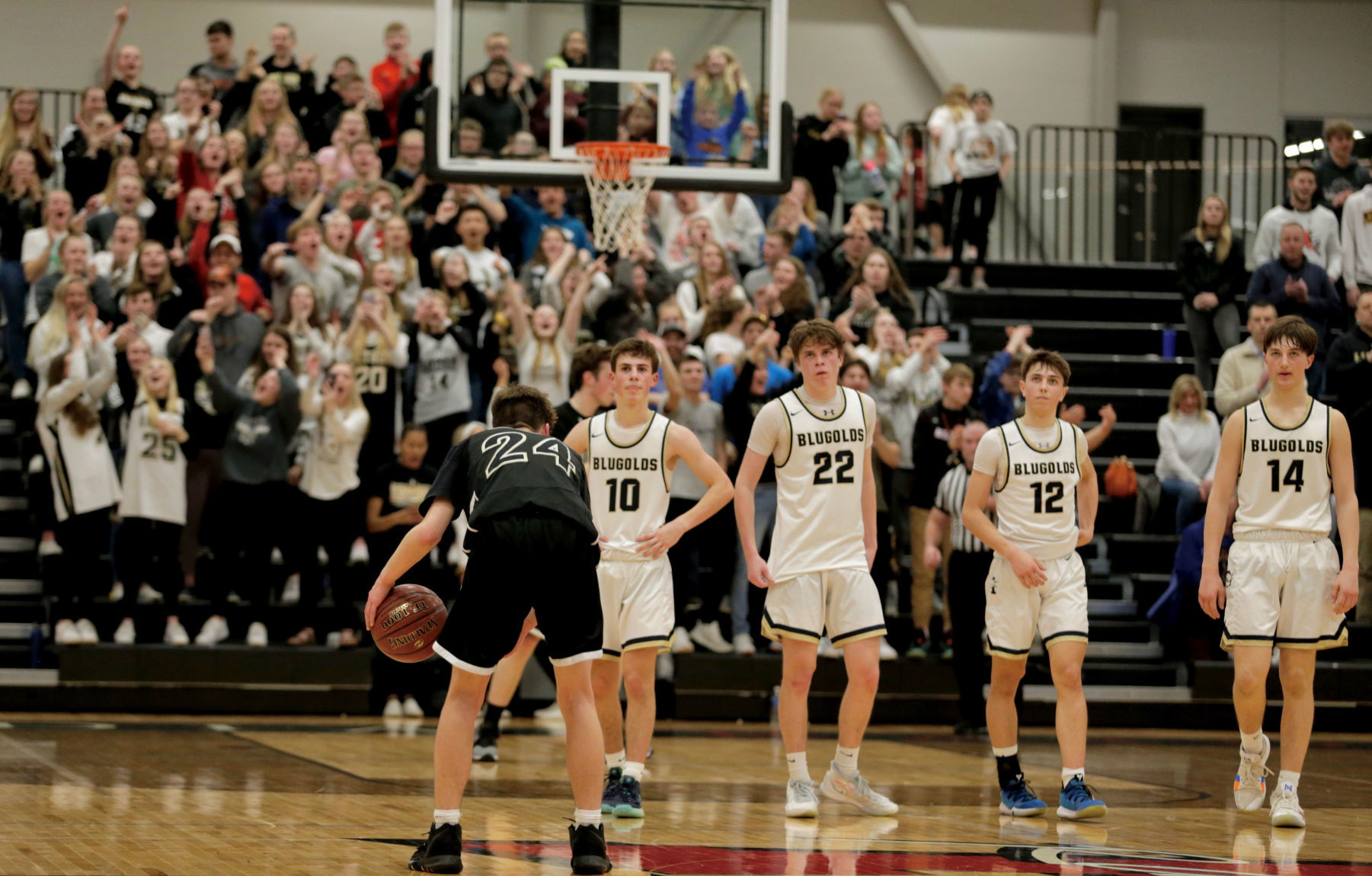 Onalaska Luther vs. La Crosse Aquinas